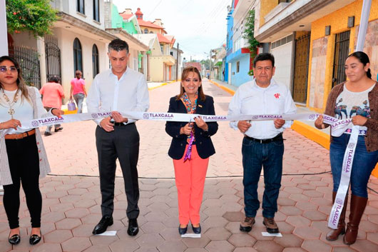 Inaugura gobernadora calles Benito Juárez y 24 de febrero en Huactzinco