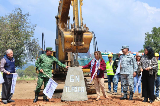 Coloca Gobernadora primera piedra del cuartel de la guardia nacional en Tlaxco