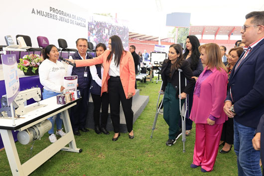 Encabezó gobernadora Lorena Cuéllar entrega de apoyos a jefas de familia del SEDIF