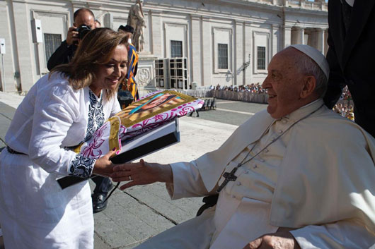 Entrega gobernadora Lorena Cuéllar el libro “Tlaxcala sí existe” al papa Francisco
