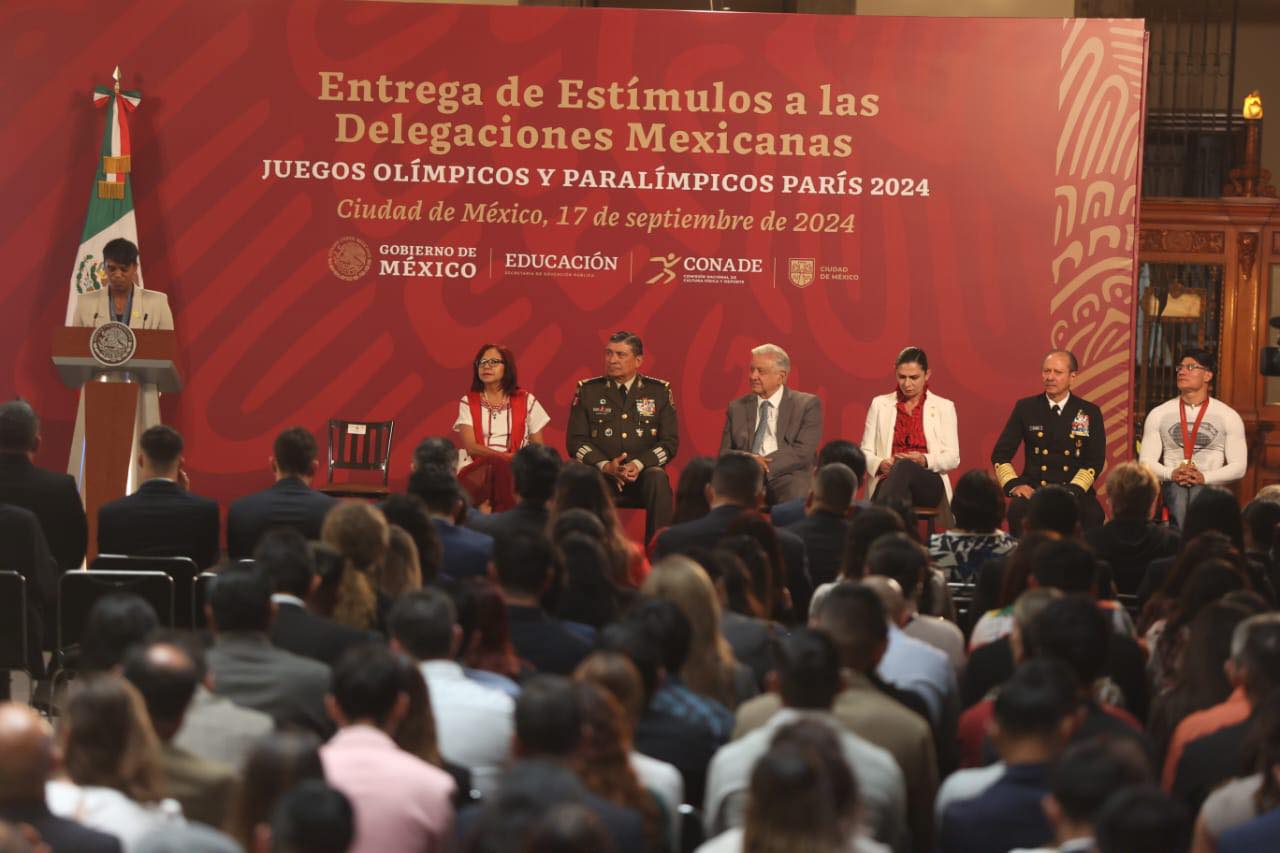 Entrega AMLO estímulos a deportistas