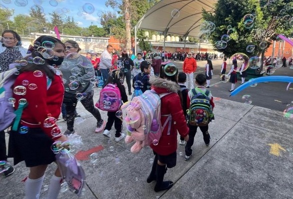 Regresan hoy a las aulas 24.4 millones de alumnos de educación básica