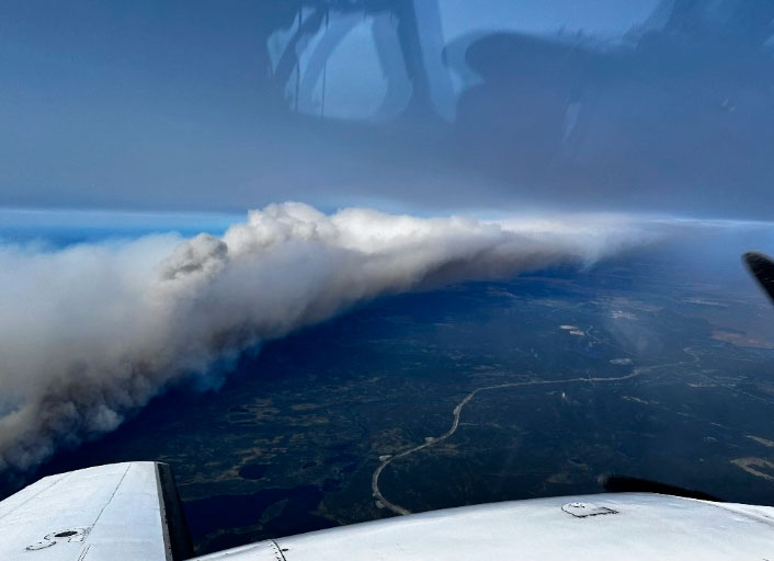 Evacuan a 9 mil personas por incendio forestal en Canadá