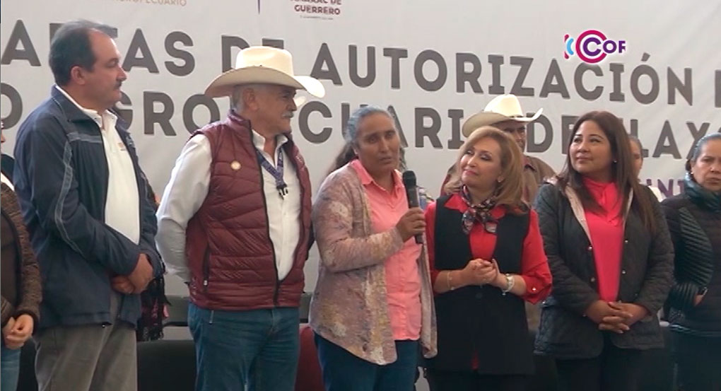 Entregó gobernadora Lorena Cuéllar cartas de autorización a productores 
