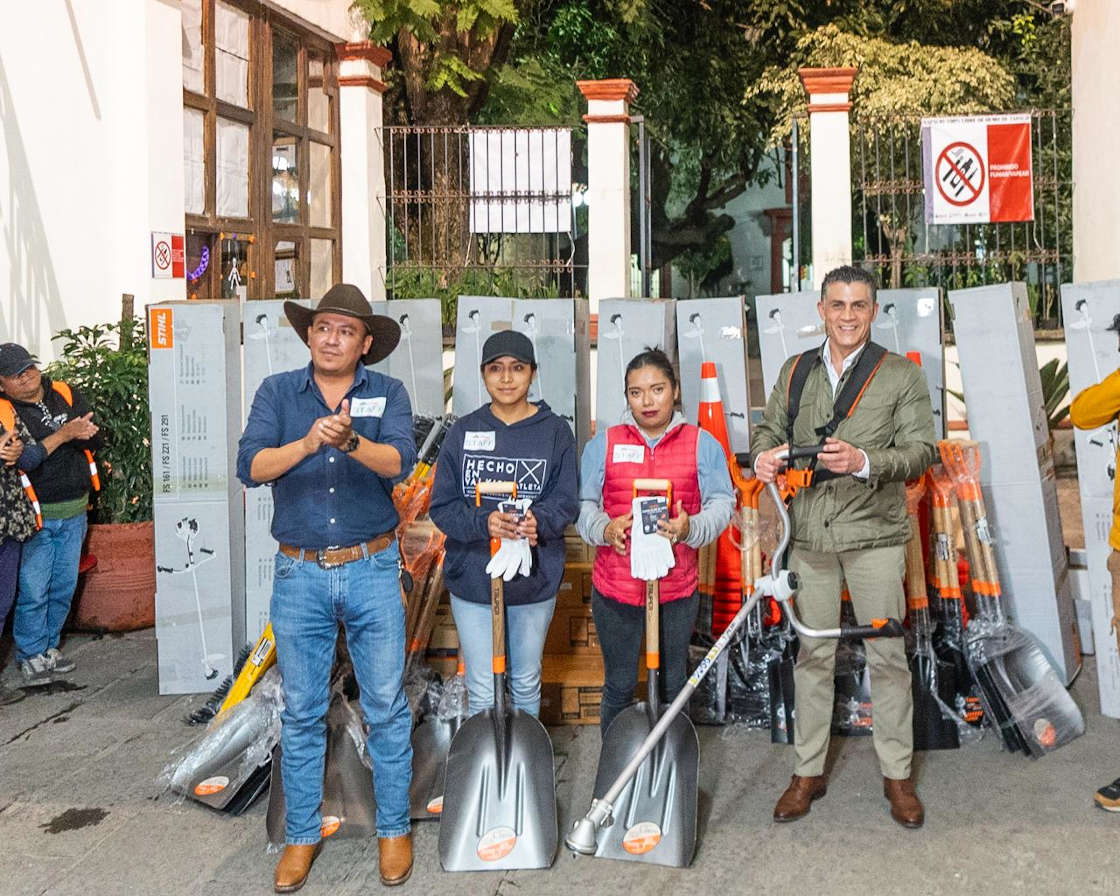 Entrega presidente municipal de Tlaxcala, Alfonso Sánchez, herramientas y equipo a trabajadores de Servicios Públicos