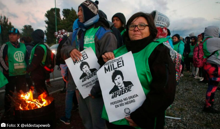 Trabajadores argentinos acorralan a Javier Milei con plantones y marchas