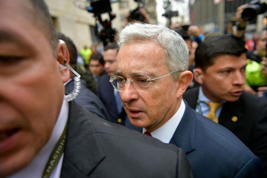 Ex presidente colombiano Álvaro Uribe, a juicio por soborno a testigos