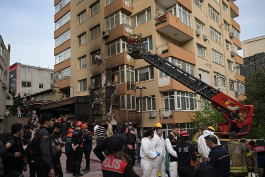 Mueren 29 personas en incendio en edificio de Estambul