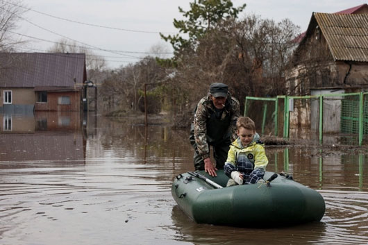 Van más de 100 mil evacuados en Kazajistán y Rusia por inundaciones