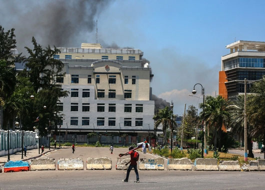 Pandillas asaltan la Biblioteca Nacional de Haití