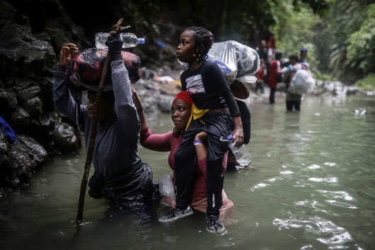 Panamá cierra pasos en frontera con Colombia para proteger a migrantes
