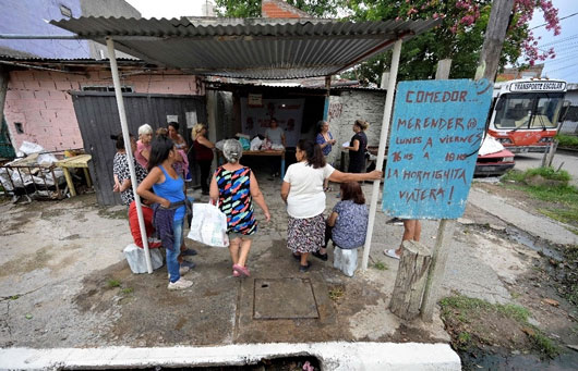 Argentina: ordenan reparto inmediato de alimentos hallados en bodegas