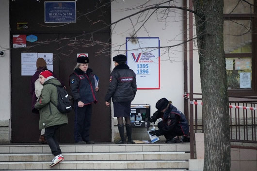 Lanzan bomba molotov contra colegio electoral en Rusia
