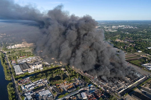 Se incendia centro comercial con mil 400 locales en Varsovia, Polonia