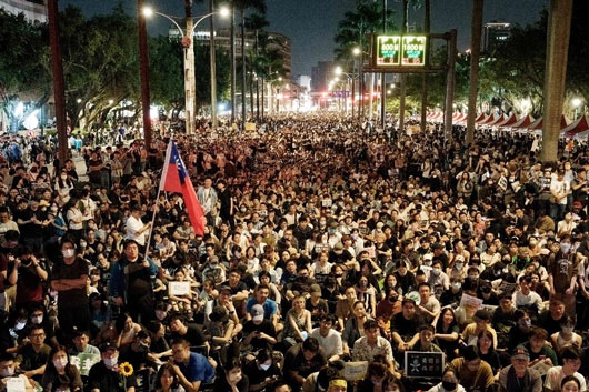 Protestan más de 100 mil personas frente a Parlamento de Taiwán