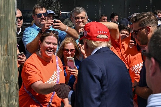 A pesar de declaraciones extremistas, Trump sigue empatado