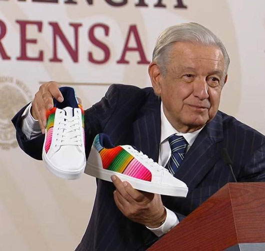 Artesanos de Contla, le obsequiaron al presidente Andrés Manuel López Obrador unos tenis con aplicaciones del tradicional sarape tlaxcalteca