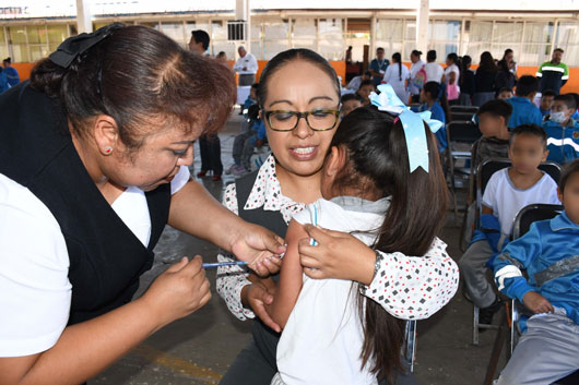 Vacuna sector salud a alumnos de escuelas de Tepetitla