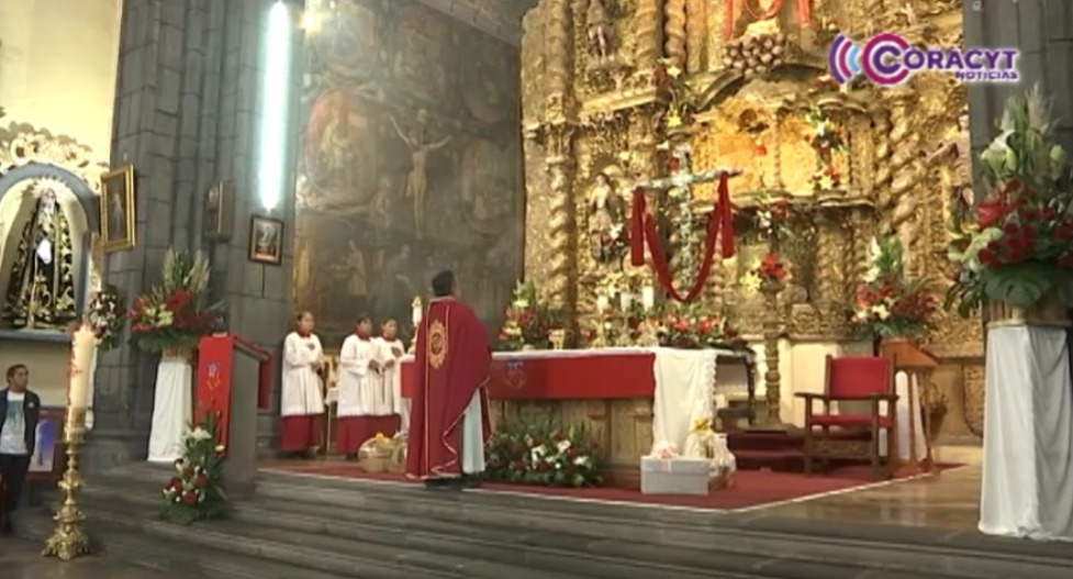 Fieles tlaxcaltecas participaron en la celebración de la Santa Cruz