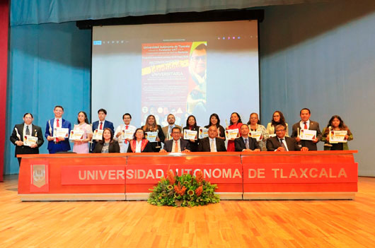 Entrega Rector de la UATx reconocimientos a la identidad universitaria.