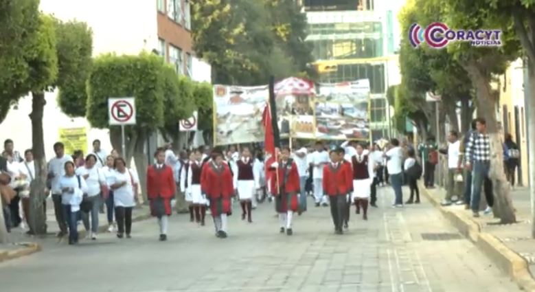 Docentes y estudiantes iluminan la capital con la caminata “Camino de Luz” 