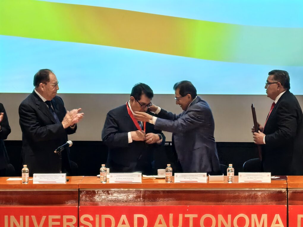 Recibió ex gobernador Héctor Ortiz medalla al “Mérito Académico”