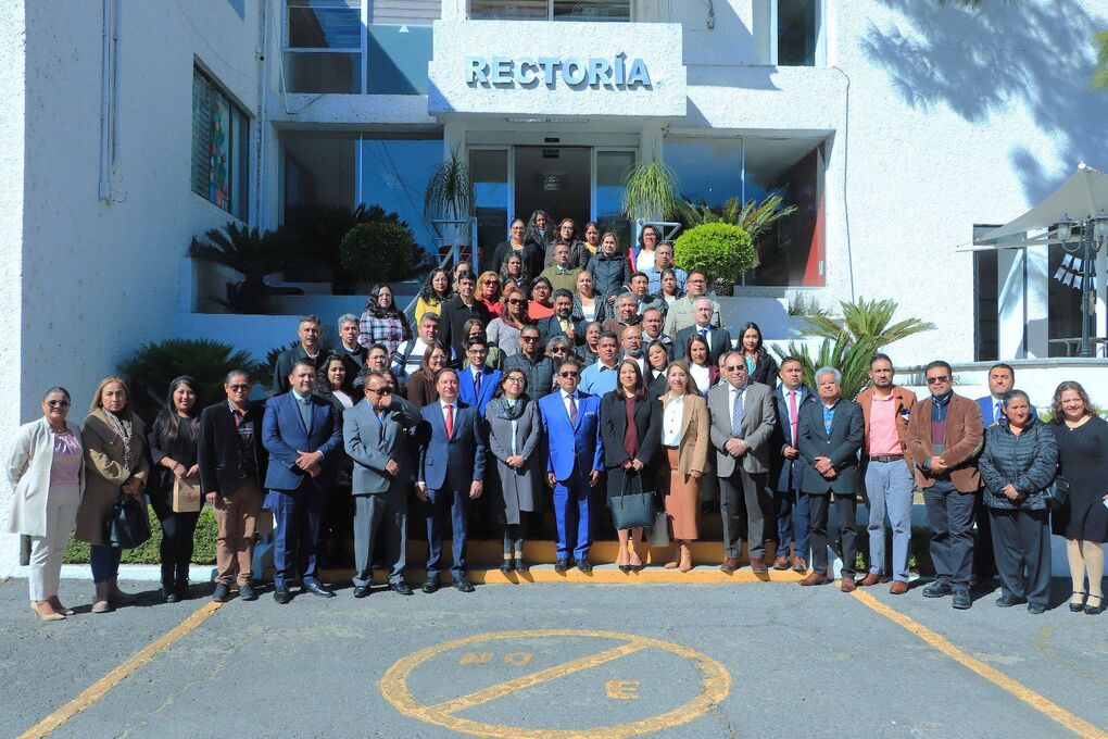 Rindieron protesta las y los integrantes de la Agrupación de Padres de Estudiantes Universitarios de la UATx