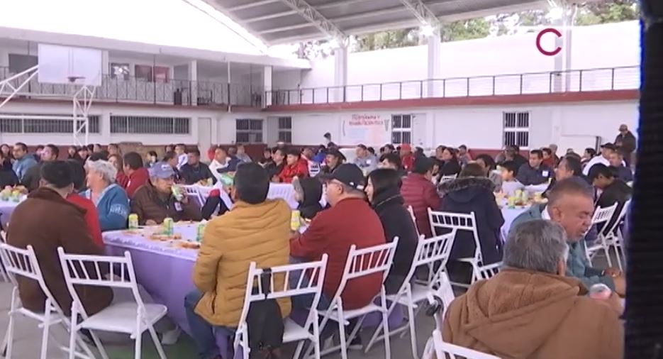 Papás de Apetatitlán reciben reconocimiento por su esfuerzo diario 