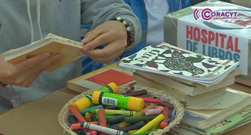Mediante un taller pequeños y grandes aprendieron a reparar libros