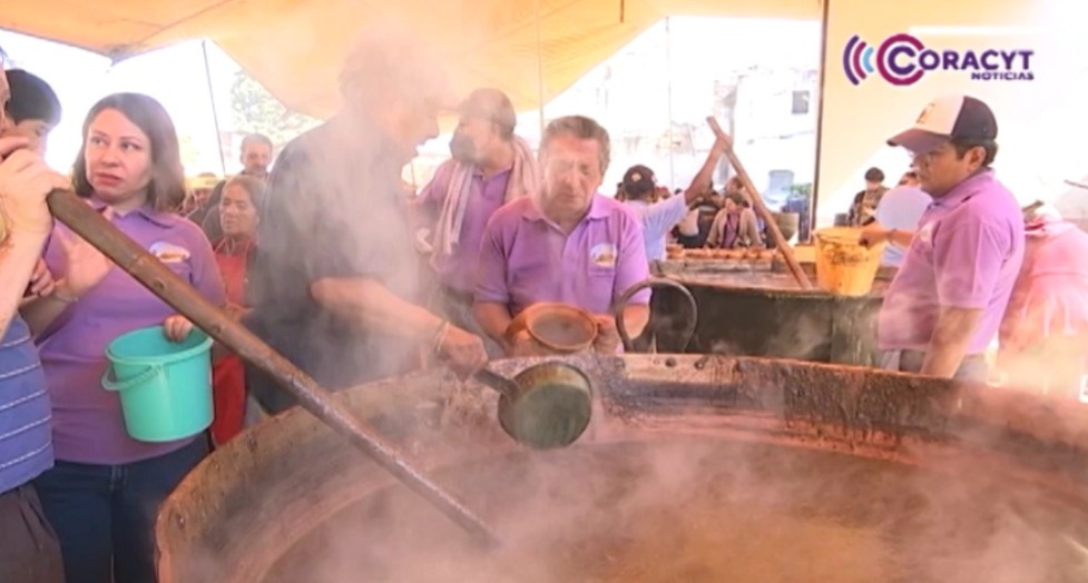 Asiste al tradicional “mole prieto” en el barrio de “La Soledad” de Chiautempan