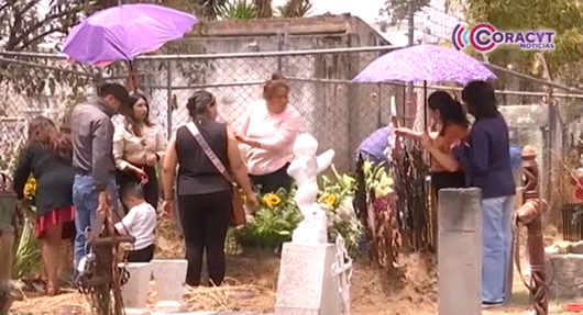 Entre flores y nostalgia, tlaxcaltecas visitaron panteones en el Día de las Madres