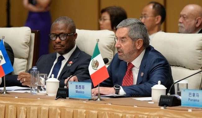 Se reúne De la Fuente con su par chino, Wang Yi