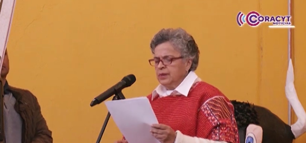 Beatriz Paredes recibe la Presea Rosete Aranda