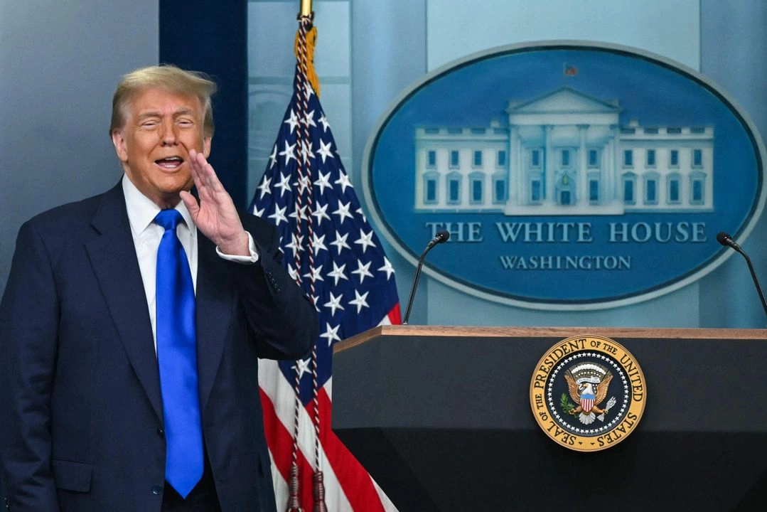Corte Suprema permite a Trump poner fin a ciudadanía de hijos migrantes en EU