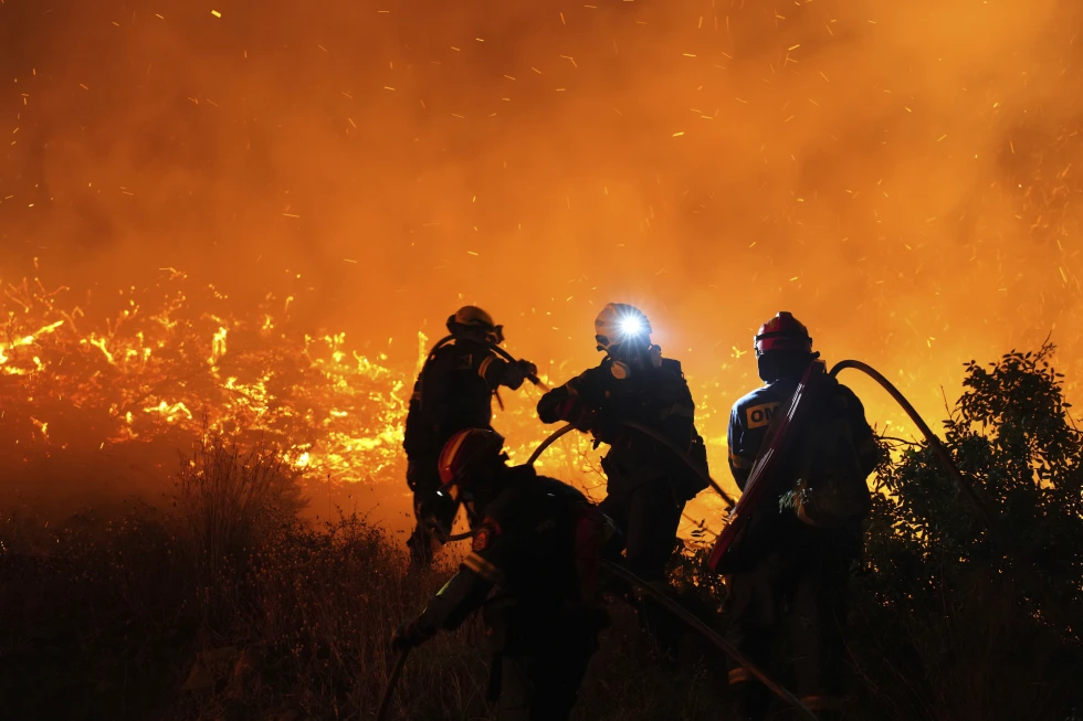 Grecia ordena más evacuaciones mientras los bomberos combaten un gran incendio en la isla de Chios