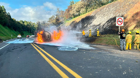 Vuelca y explota pipa con 2 mil 500 litros de combustible en la México-Tuxpan