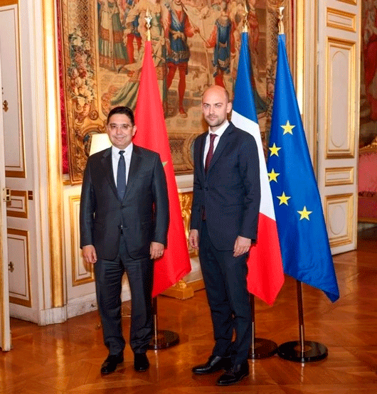 Expulsa Francia a 12 funcionarios argelinos; crece tensión entre ambos países