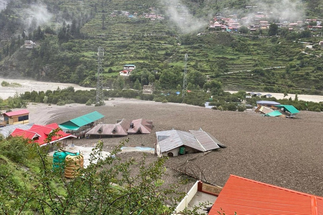 Deslizamiento de tierra arrasa una aldea india