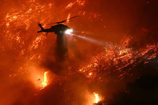 Los Ángeles: ráfagas de viento dificultan controlar incendios