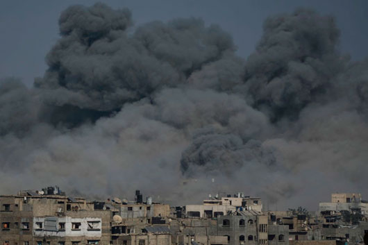 Israel mantiene ofensiva destruyendo edificios y viviendas en suburbios de Gaza