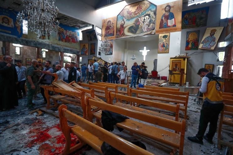 Atacante suicida detona explosivo en iglesia en Siria; 20 muertos