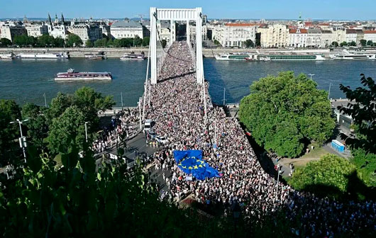 Más de 100 mil participan en la Marcha del Orgullo en Hungría, pese a prohibición
