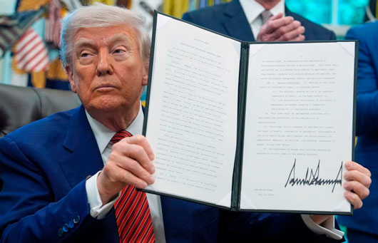 Firma Trump decretos para impulsar producción de energía nuclear en EU