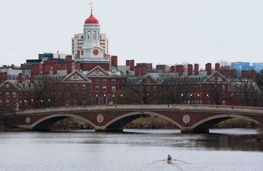 Trump bloquea capacidad de Harvard para inscribir a estudiantes extranjeros: ‘NYT’