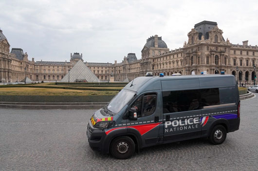 Asaltan el museo del Louvre de París; se fugan con joyas de 