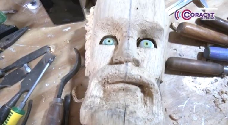 Ricardo Molina preserva la tradición de los “huehues” con la elaboración de máscaras 