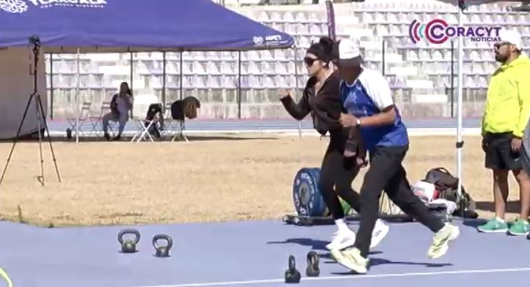 Juan Luis Barrios impartió una clínica de atletismo en Tlaxcala