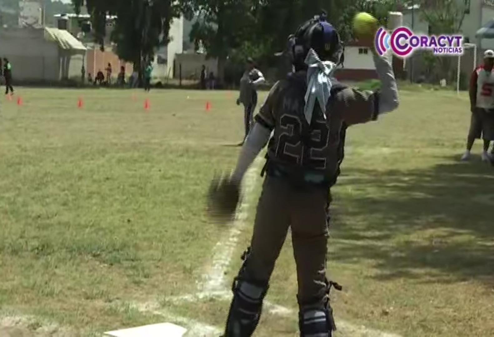 Mamá e hija comparten su pasión por el sóftbol