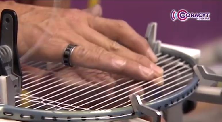 Alejandro Murillo lleva 15 años encordando raquetas en el bádminton nacional