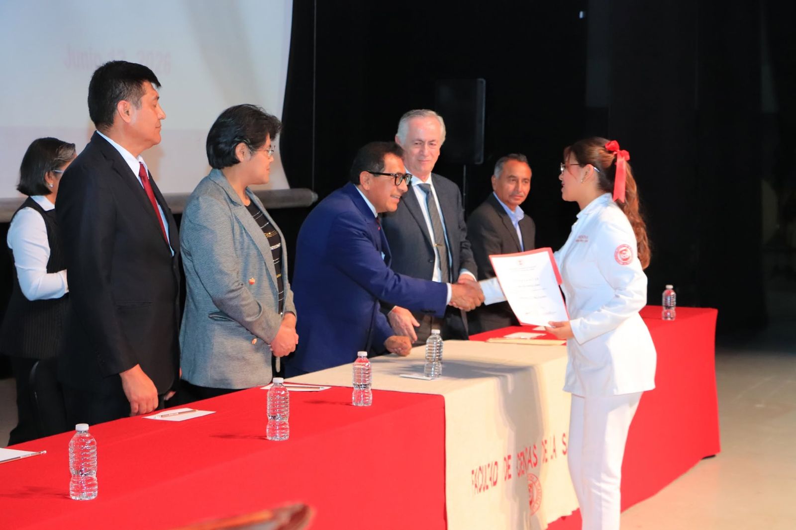 UATx entrega 145 constancias de egreso de la Licenciatura en Médico Cirujano 